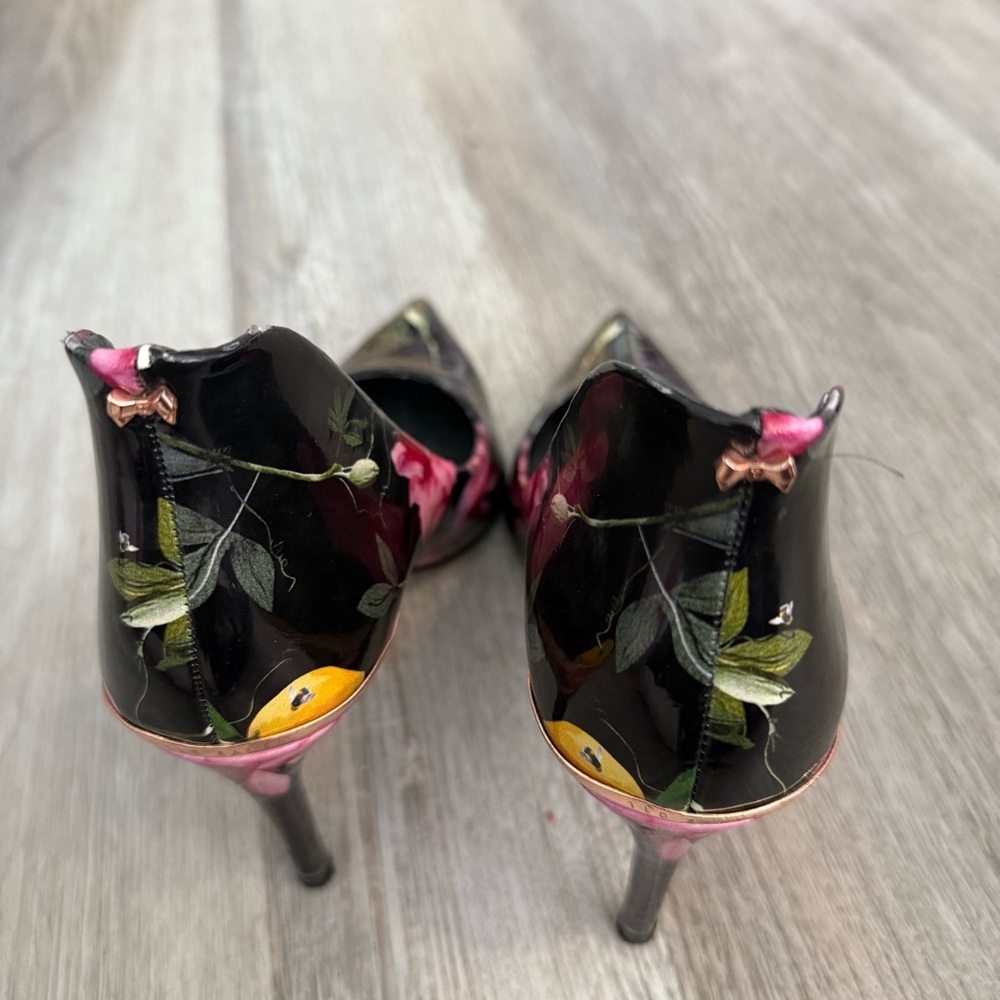 Ted Baker Black Patent Leather Floral Heels Pumps - Picture 6 of 11